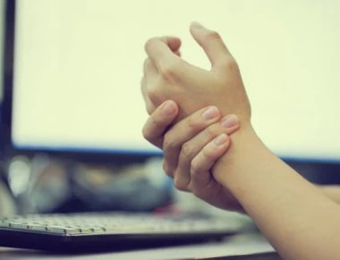 Μούδιασμα στα άκρα: Όλες οι αιτίες- Πότε πρέπει να πάτε στο γιατρό